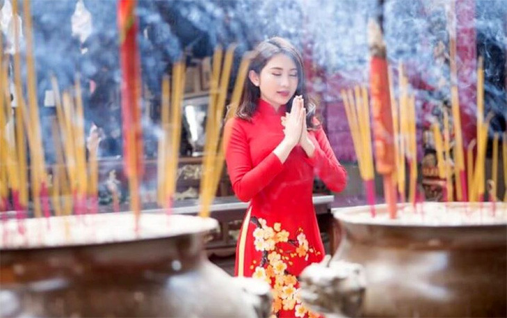 Việc đi lễ chùa từ lâu đã trở thành hoạt động ăn sâu vào tín ngưỡng văn hóa của mỗi con người Việt Nam. Không chỉ trong dịp lễ, Tết người ta mới đi chùa mà đi chùa bất cứ khi nào cần một chỗ dựa tinh thần, khẩn cầu một điều gì đó với Phật.