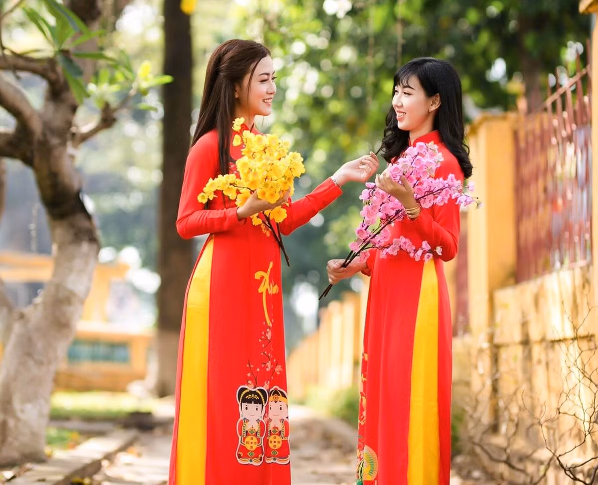 Dùng đồ vật có màu sắc tươi sáng. Những đồ vật có màu sắc tươi sáng thường mang lại năng lượng dương, những nguồn năng lượng tích cực giúp cải thiện tâm trạng con người. Để xua đuổi âm khí trong tháng cô hồn, gia chỉu nên trang trí nhà cửa với gam màu ấm, nóng hơn trông có phần sáng sủa ý nghĩa đánh thức sự sống trong căn nhà. 