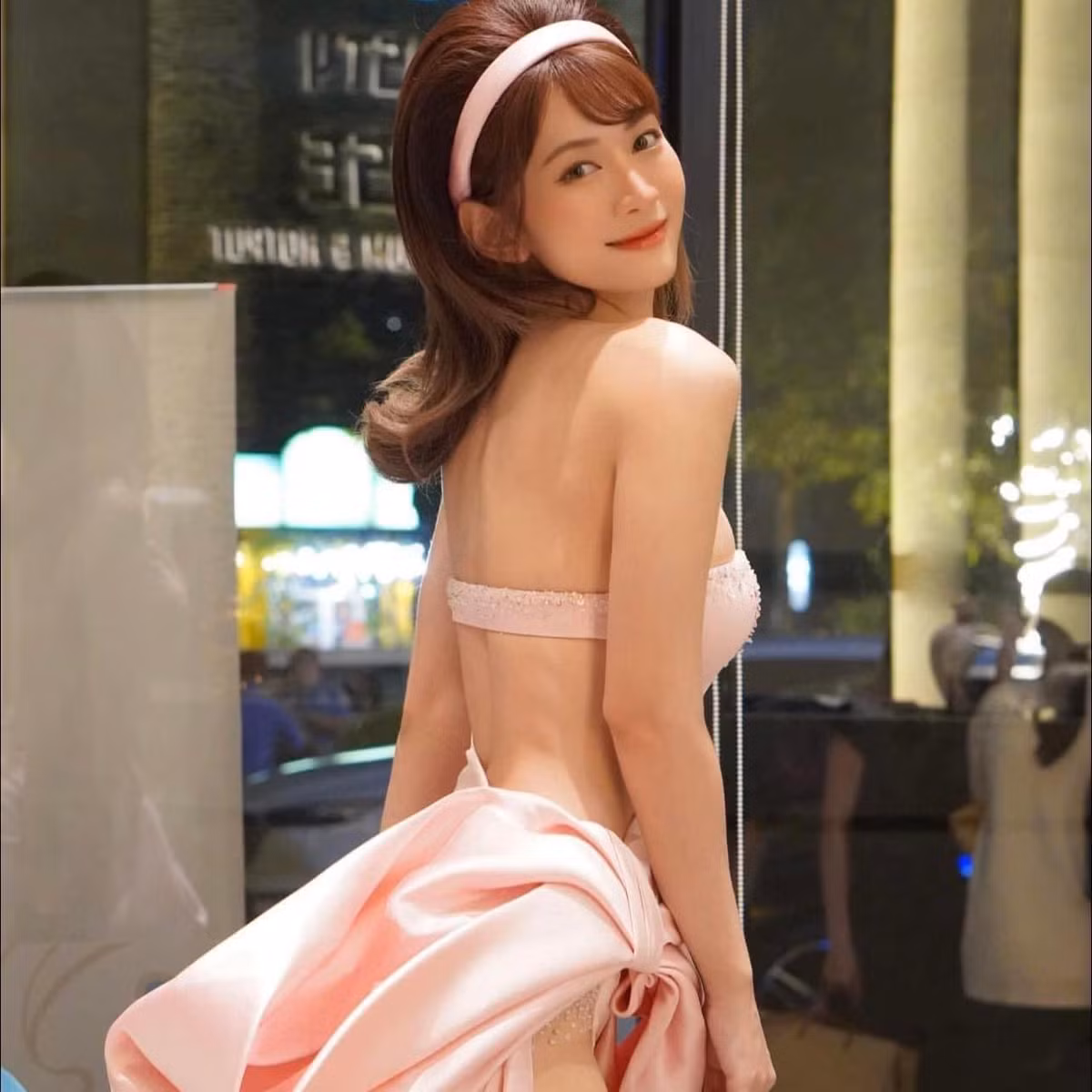 Le Bong lo chan cot dinh tren tham do voi bo canh ky quac-Hinh-5