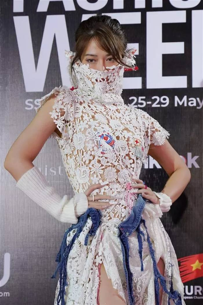 Le Bong lo chan cot dinh tren tham do voi bo canh ky quac