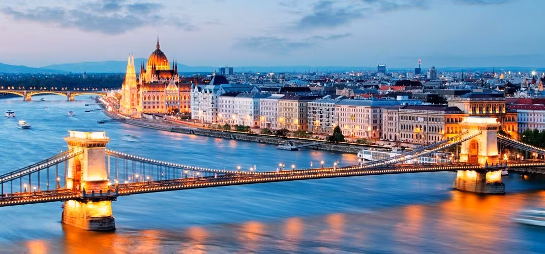 Sông Danube là sông dài thứ 2 ở châu Âu, chảy qua 10 quốc gia, với những thành phố cổ kính và phong cảnh tuyệt đẹp ven bờ. Ảnh: Smithsonianjourneys.