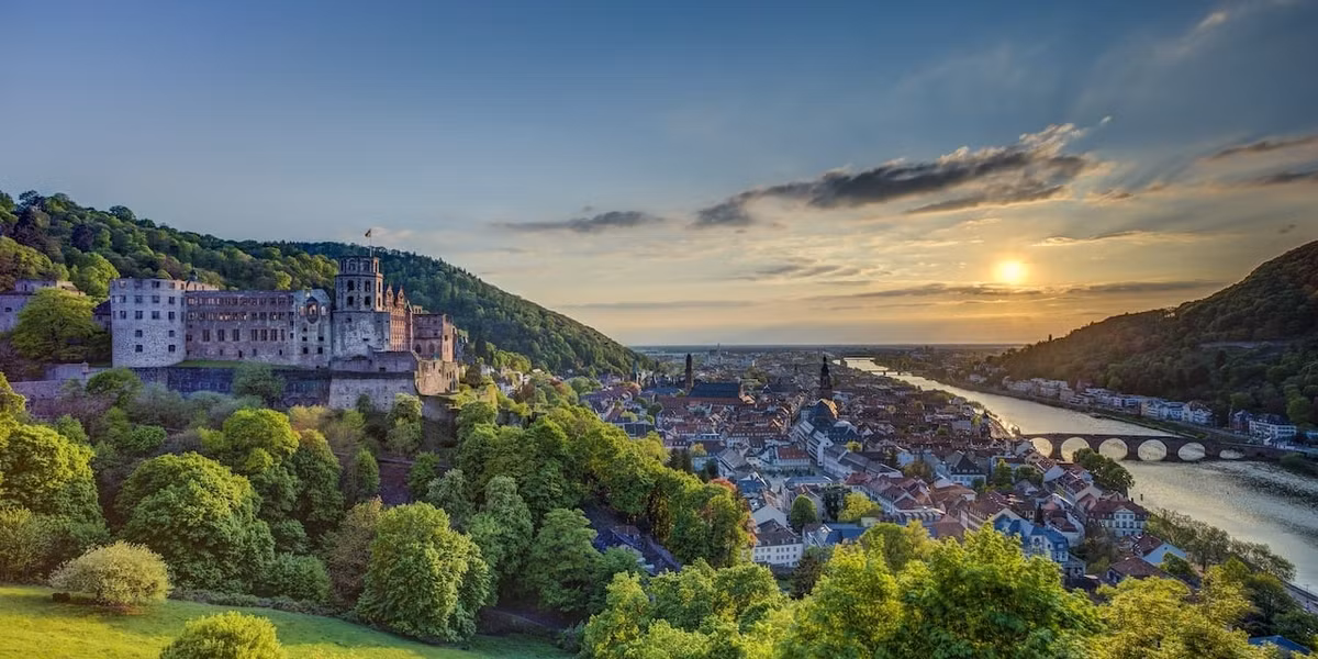 Dài 1.320 km, Rhine là dòng sông nhộn nhịp và được xem là đẹp nhất châu Âu, chứng kiến nhiều thay đổi lớn trong lịch sử. Ảnh: Adventures by Disney.