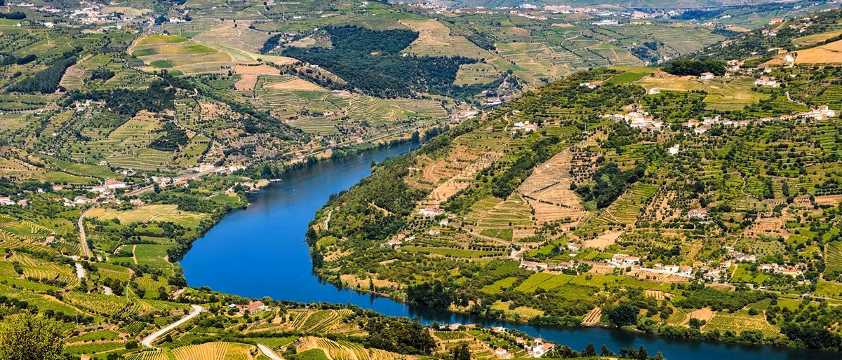 Dòng sông Douro nối Porto của Bồ Đào Nha với Salamanca của Tây Ban Nha sẽ đem lại cho du khách một chuyến đi tuyệt vời, giữa những hải cảng sôi động và các thung lũng trồng nho xanh mướt. Ảnh: Easyvoyage.