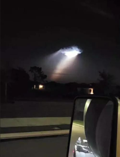 Bau troi toi den bong mo ra mot khoang sang nhu “cong Thien Duong”