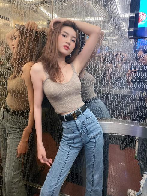 an Ngọc chưa bao giờ khiến fan thôi bất ngờ vì những trò đùa có "1 không 2". Điển hình như lần nữ diễn viên thừa nhận đã tự... photoshop cho cơ thể biến dạng. Từ phần eo xuống chân, Lan Ngọc gầy tong teo. Tay phải của người đẹp còn cong veo như trật khớp ngón khiến fan hoảng hồn.