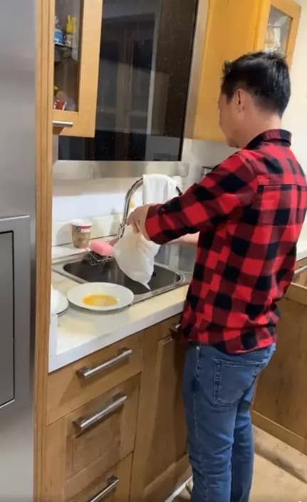 Phan Như Thảo được ông xã 60 tuổi chăm sóc như bà hoàng - Hình 3 Phan Nhu Thao duoc ong xa 60 tuoi cham soc nhu ba hoang-Hinh-3