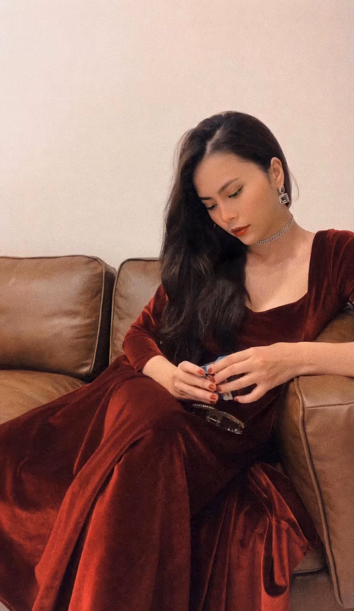 Khi tốt nghiệp bên khoa Mỹ thuật xong cùng năm đó tôi chỉ định thi thử diễn viên để xem khả năng của mình tới đâu thôi không ngờ là đã đỗ. Và tôi nghĩ là tại sao không cho bản thân một cơ hội để bứt phá ra khỏi vòng an toàn, được làm một công việc thể hiện cá tính nhiều hơn, được trải nghiệm những cuộc đời khác nhau. Điều đó phải chăng rất thú vị sao? nên tôi đã học tiếp diễn viên", nữ diễn viên chia sẻ.