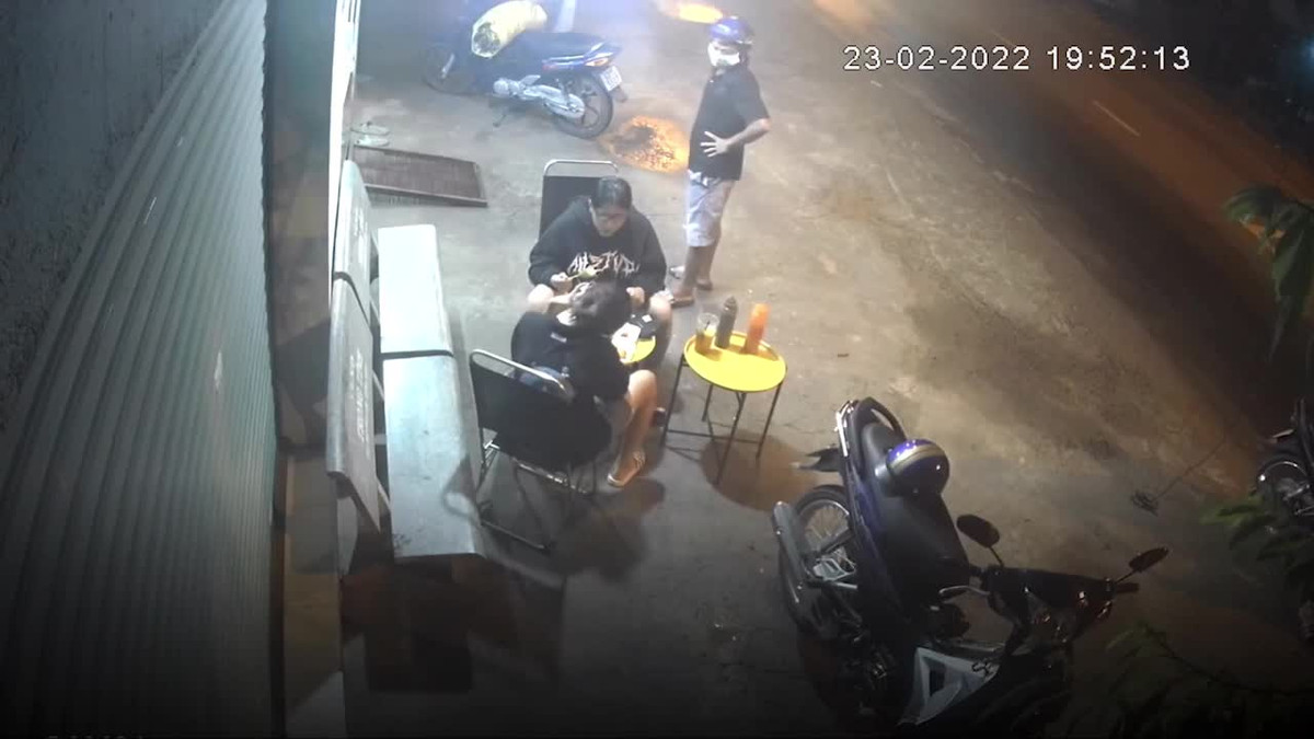 Ngoi uong nuoc, 2 co gai bi cuop giat dien thoai