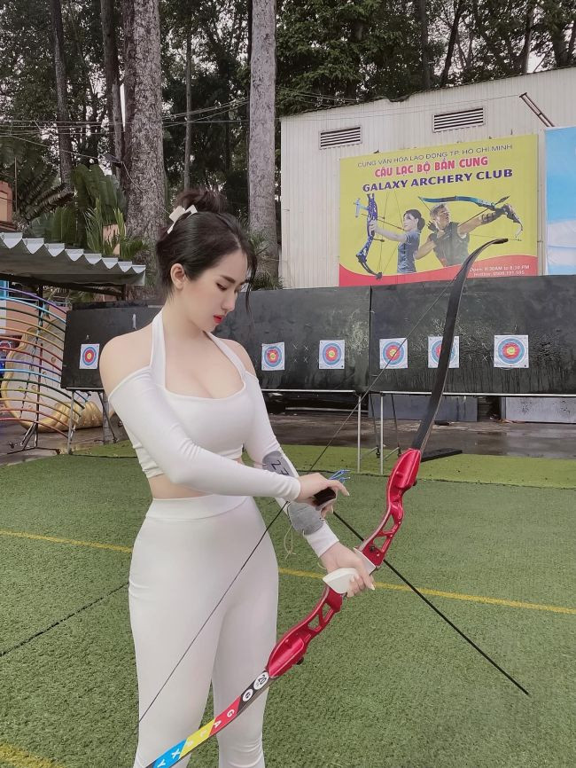 Vì mang tính chất vận động nên trang phục khi chơi bắn cung thường là những set đồ thể thao khoẻ khoắn, năng động, gọn gàng.