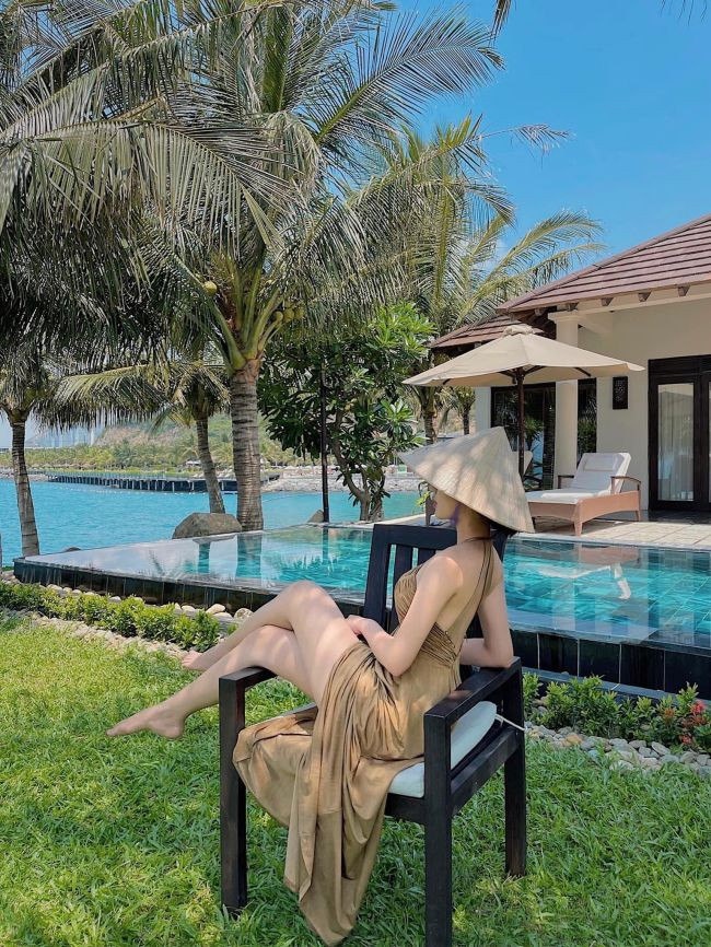 Cô theo đuổi phong cách nữ tính, gợi cảm.