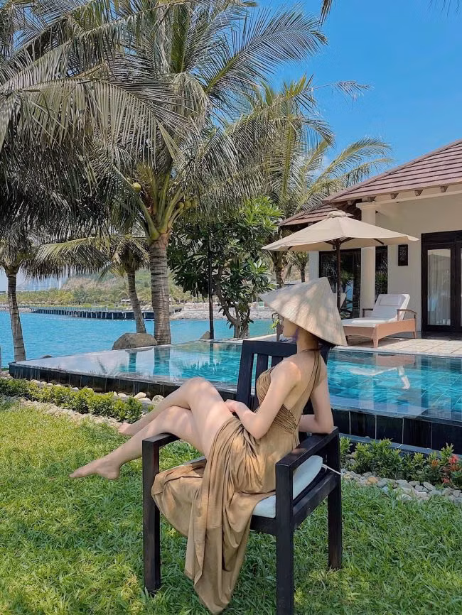 Cô theo đuổi phong cách nữ tính, gợi cảm.