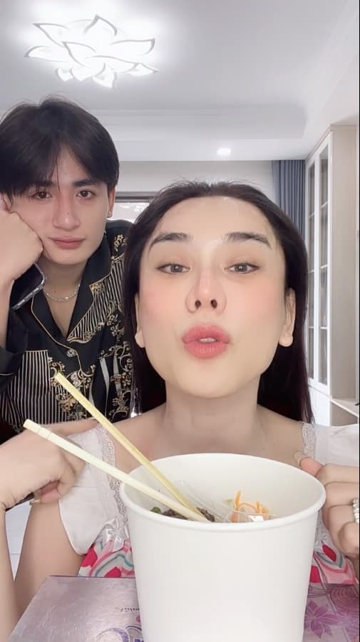 Lâm Khánh Chi đau đớn khi tiêm hoocmon nữ sau 3 năm tạm dừng Lam Khanh Chi dau don khi tiem hoocmon nu sau 3 nam tam dung