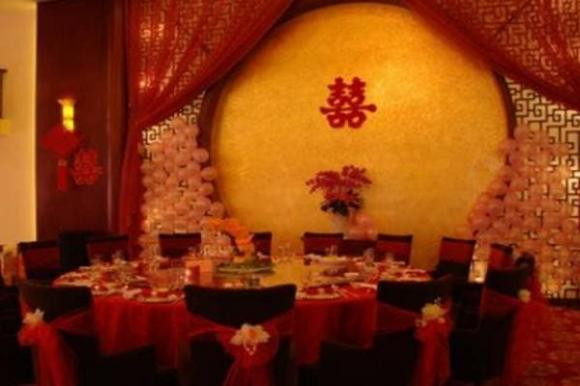 Ví dụ, hiệu ứng này có thể đạt được bằng cách uống rượu khi kết hôn hoặc uống rượu cưới của người khác. Bất cứ khi nào tổ chức sự kiện cưới hỏi, tài vận sẽ tụ lại, mạng có thể kích hoạt sinh khí, xua đuổi bệnh tật, tinh thần sảng khoái. Vì vậy, tham gia một số sự kiện vui vẻ có thể xua đuổi vận đen và mang lại may mắn cho bản thân.