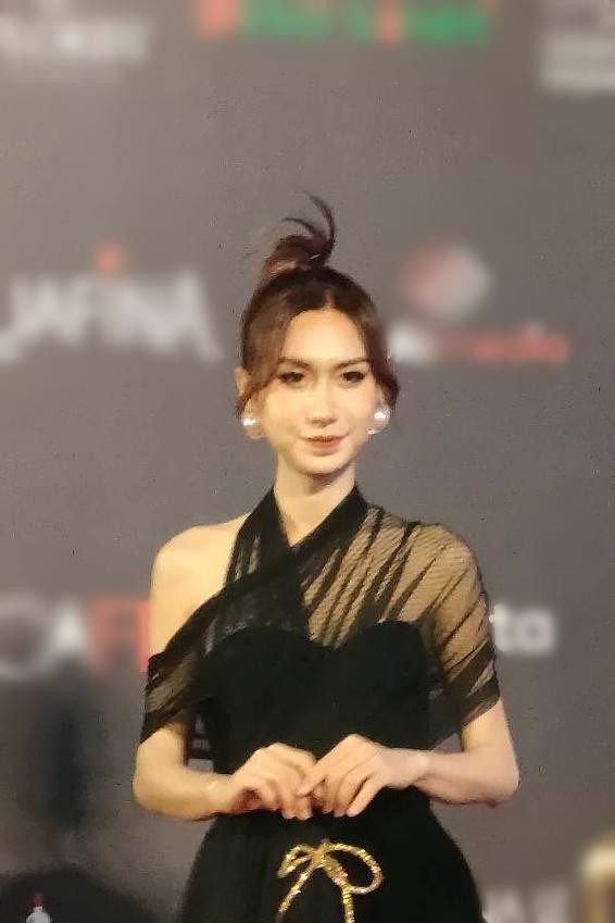 Xuất hiện trên thảm đỏ, Lynk Lee chọn bộ đầm cúp ngực với dải voan xuyên thấu quấn quanh vai, tà bồng bềnh như một nàng công chúa. Trang phục giúp ca sĩ chuyển giới khoe được vóc dáng mảnh mai nhưng không phô phang quá nhiều da thịt.