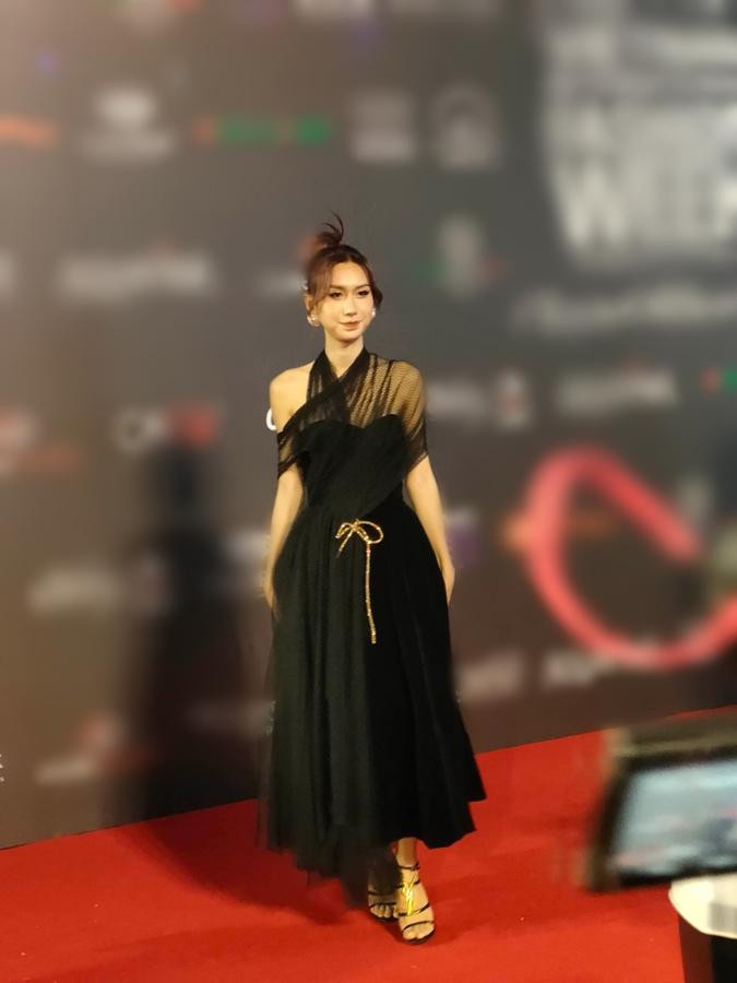 ác phụ kiện cũng được kết hợp cùng tông một cách tinh tế như bông tai ánh gold, sandal YSL sành điệu.