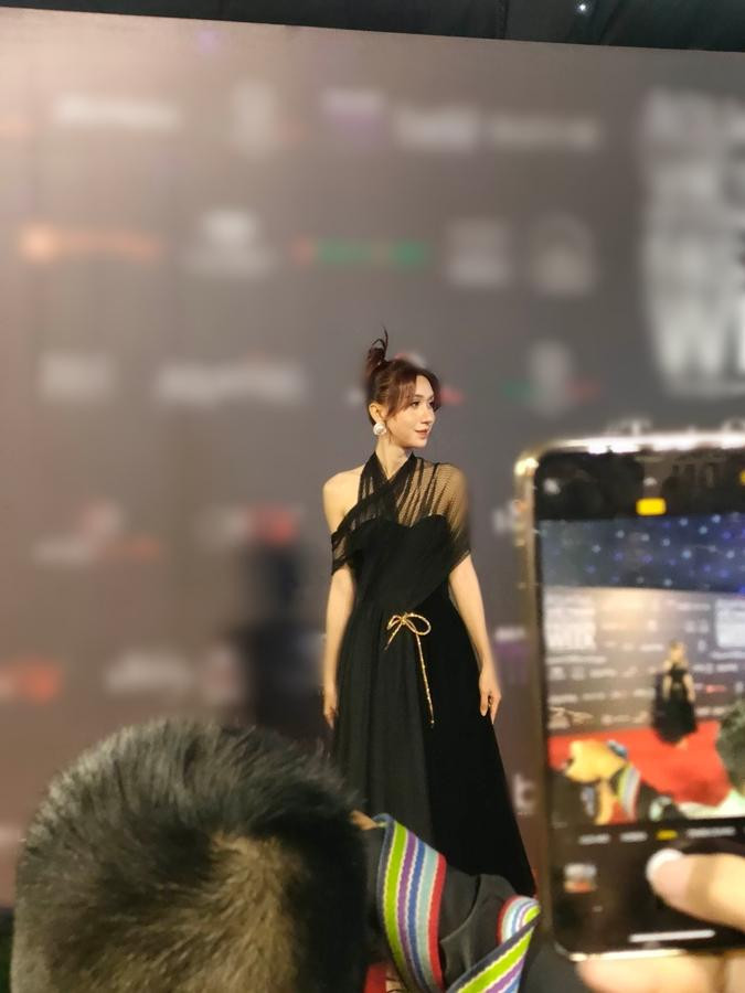 Mới đây, Lynk Lee vừa xuất hiện trên thảm đỏ trong đêm bế mạc Tuần lễ Thời trang Quốc tế Việt Nam (Vietnam International Fashion Week) với vai trò khách mời. Ngay từ khi xuất hiện, Lynk Lee ngay lập tức trở thành tâm điểm chú ý của truyền thông bởi cách đây không lâu, cô vừa hoàn thành ca phẫu thuật cuối cùng để hoàn thiện diện mạo con gái.