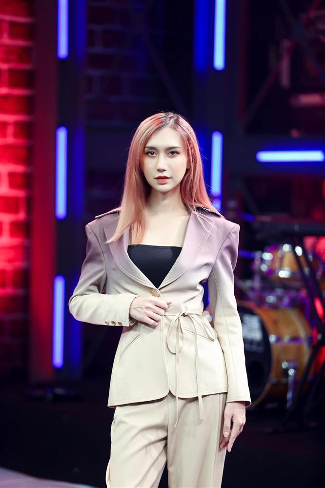 hậm chí nhiều người còn cho rằng nhan sắc Lynk Lee qua cam thường chụp vội còn xuất sắc hơn những hình ảnh được photoshop kỹ lưỡng như thế này.