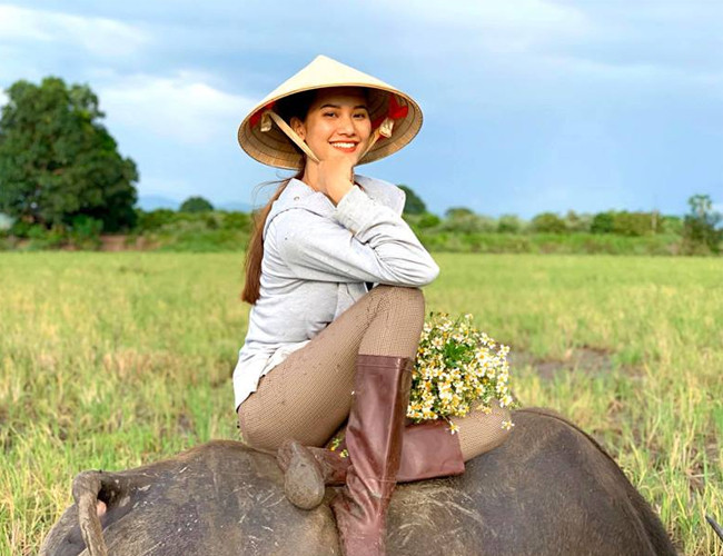 Mac ao tre co sau di chan trau, co 