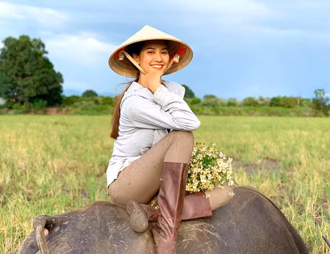 Mac ao tre co sau di chan trau, co 