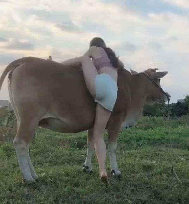 Mac ao tre co sau di chan trau, co 