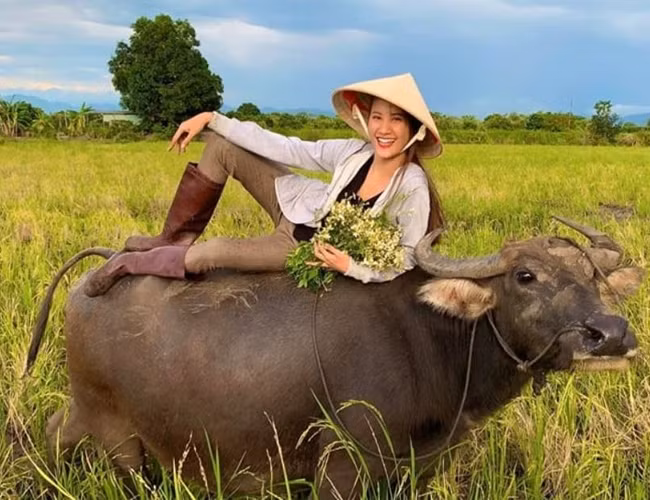 Mac ao tre co sau di chan trau, co 