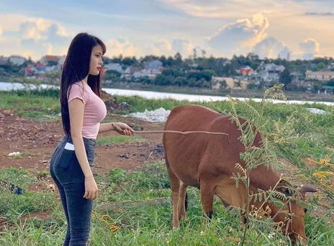 Mac ao tre co sau di chan trau, co 