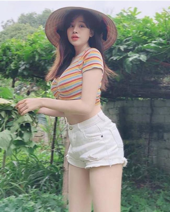 Mac ao tre co sau di chan trau, co 