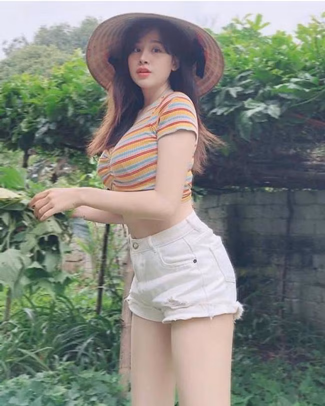 Mac ao tre co sau di chan trau, co 