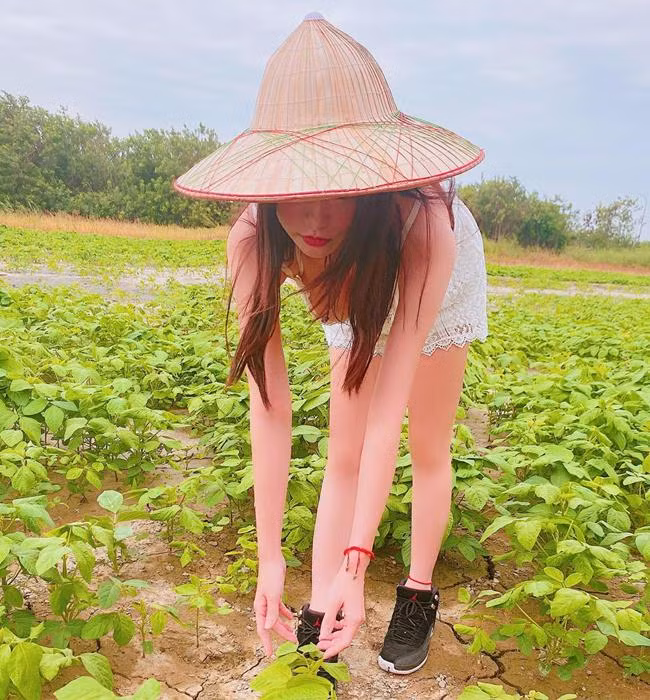 Mac ao tre co sau di chan trau, co 