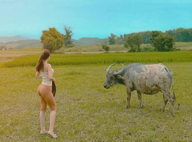 Mac ao tre co sau di chan trau, co 