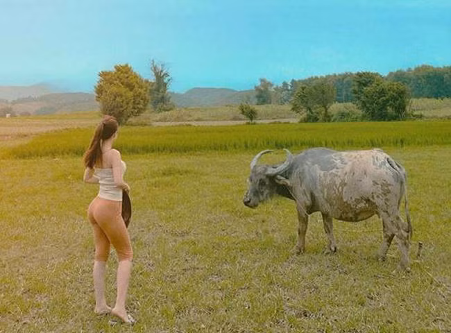 Mac ao tre co sau di chan trau, co 