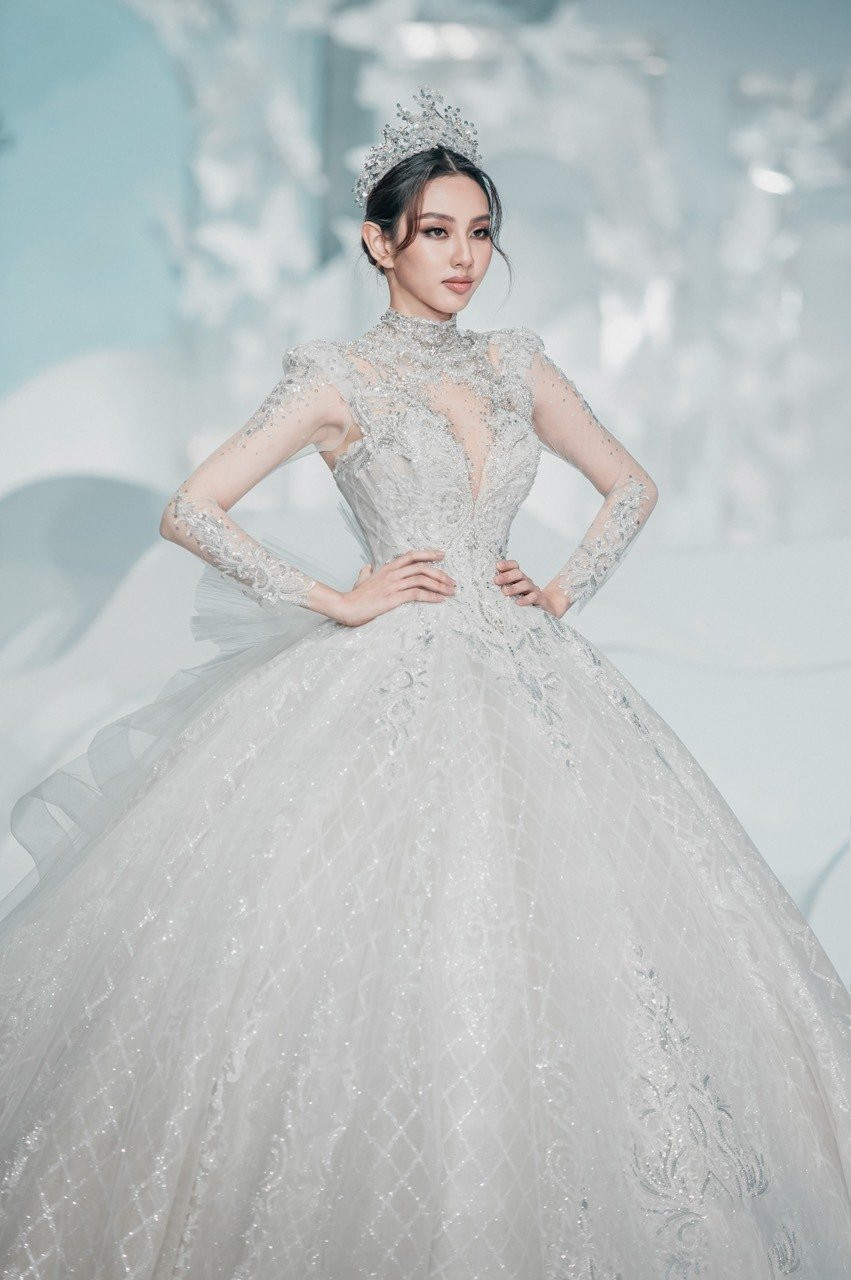 Sao Viet xu ly khi catwalk voi vay cong kenh-Hinh-10