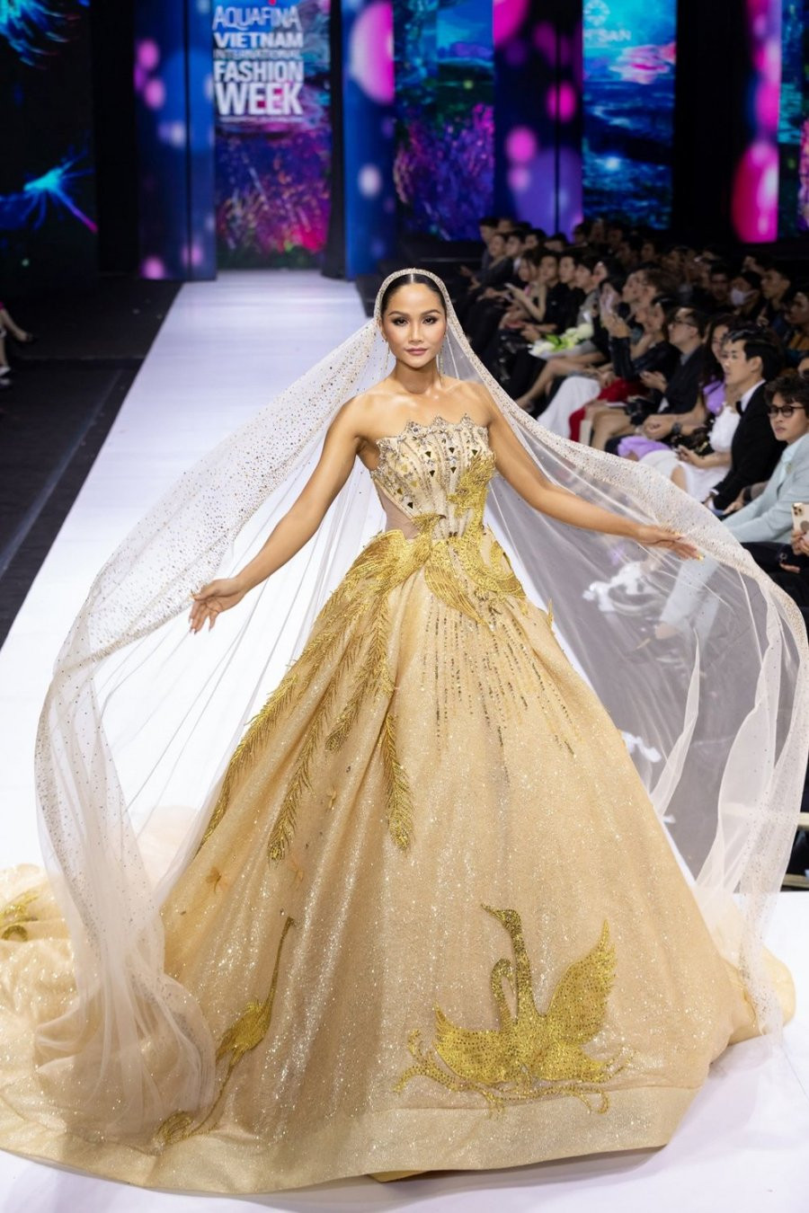 Sao Viet xu ly khi catwalk voi vay cong kenh-Hinh-2