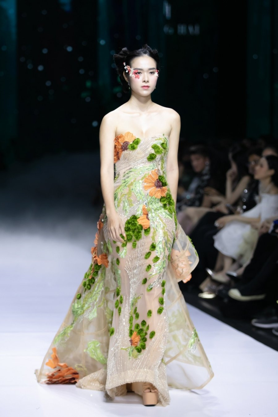 Sao Viet xu ly khi catwalk voi vay cong kenh-Hinh-6