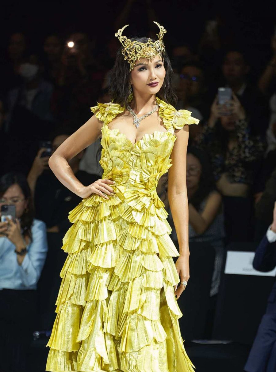 Sao Viet xu ly khi catwalk voi vay cong kenh-Hinh-5