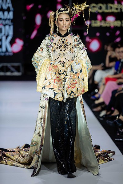 Sao Viet xu ly khi catwalk voi vay cong kenh-Hinh-12