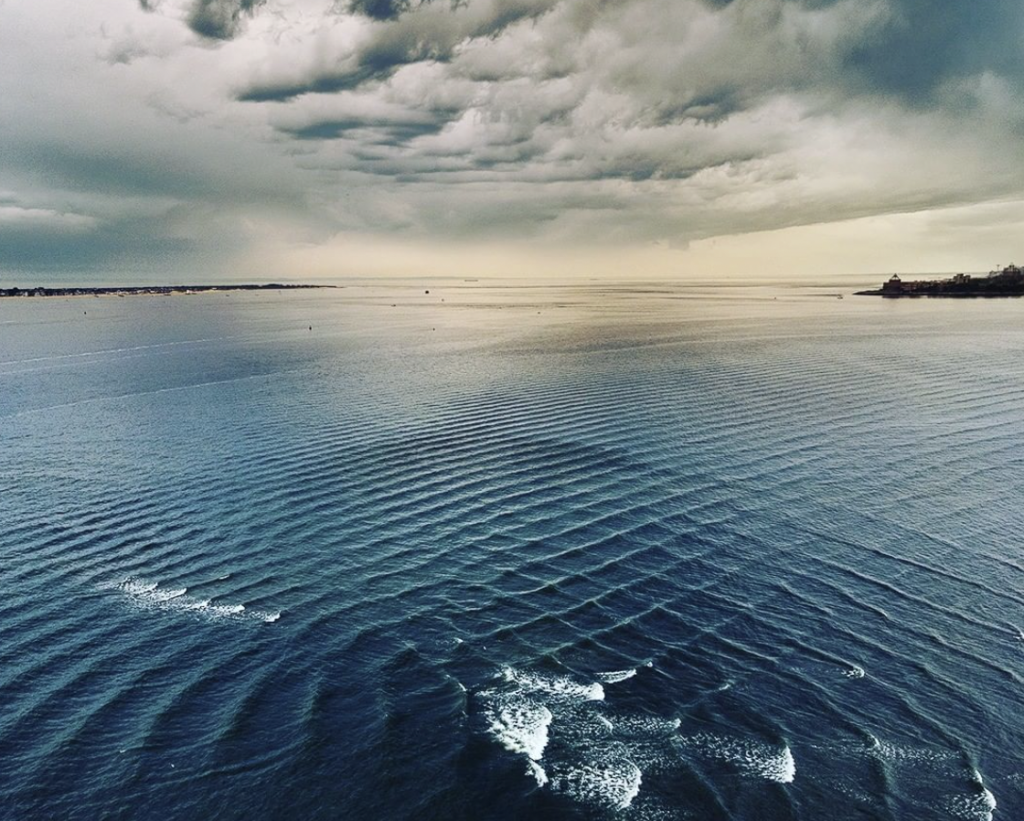 Các nhà vật lý và toán học xem đây là một ví dụ của phương trình Kadomtsev–Petviashvili mô tả chuyển động sóng không nằm ngang, và thường được sử dụng để giải thích về hệ thống thời tiết tương tác. Ảnh: Sufttoday.