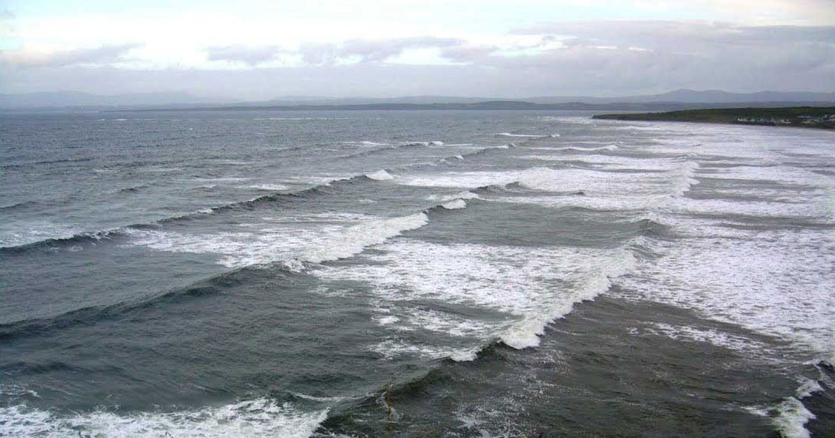 Tạo thành bởi hai hệ sóng di chuyển theo hướng xiên nhau, và dạng ô vuông xuất hiện khi góc xiên bằng 90 độ, hay khi gió khiến sóng di chuyển theo một hướng, và trọng trường đẩy chúng theo hướng khác. Ảnh: Homemaking.