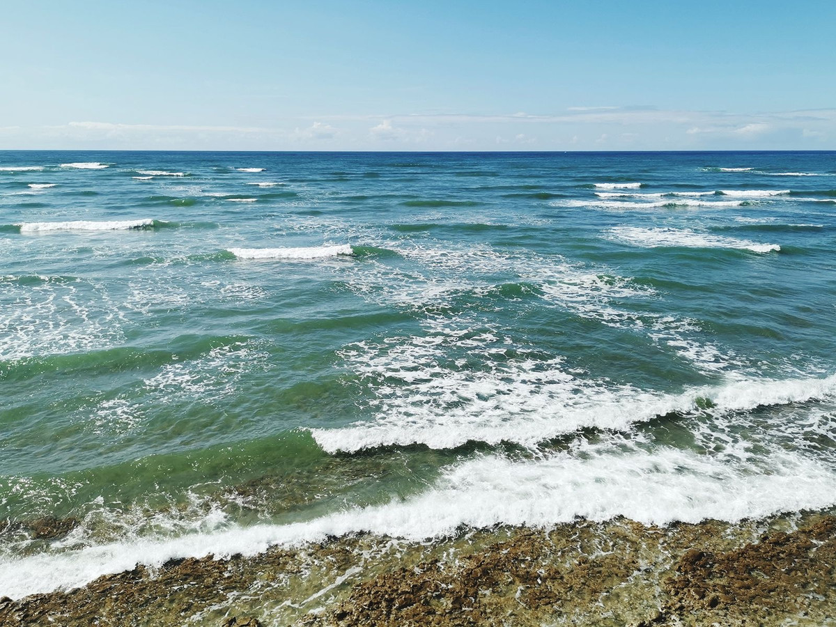 Tuy nhiên, rủi ro thường xuất hiện với các sóng bàn cờ lớn ngoài khơi. Dù có cảnh báo người bơi không nên xuống nước khi thấy hiện tượng này, vẫn chưa có bằng chứng cho thấy biển ô vuông với sóng nhỏ gần bờ có thể gây nguy hiểm cho tàu nhỏ, người lướt sóng hay người đi bơi. Ảnh: Fastvoice.