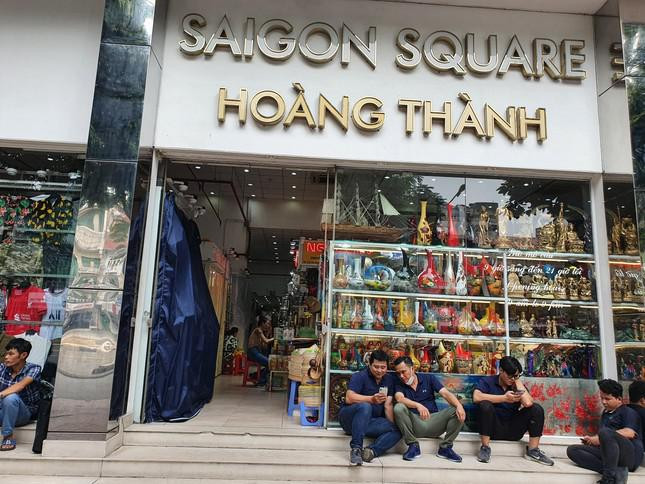 Các nhân viên ngồi túm tụm ở bên ngoài trung tâm hoặc trước các ki-ốt để theo dõi 'nghịch' điện thoại.