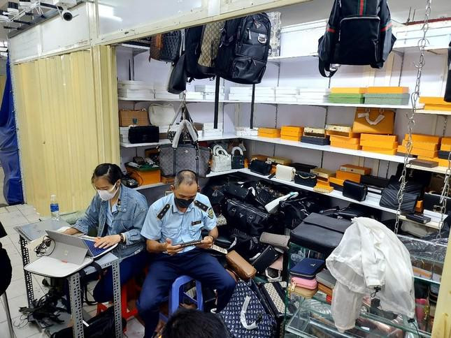 Trước đó, trong hai ngày 1 và 2/11, Tổng Cục Quản lý thị trường kết hợp cùng các lực lượng chức năng ở TPHCM đã tiến hành kiểm tra đồng loạt các gian hàng tại Saigon Square, thu giữ hàng nghìn sản phẩm là quần áo, giày dép, túi xách, ví cầm tay, balo, thắt lưng, bông tai... mang các nhãn hiệu Chanel, Gucci, Dior, Louis Vuitton, Montblanc, Hermes, YVES SAINT LAURENT, BURBERRY...