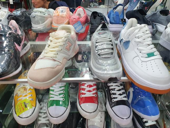 Trong khi đó, ở chợ Bến Thành (quận 1) vẫn có khá nhiều ki-ốt quầy sạp kinh doanh quần áo, túi ví, giày dép... thương hiệu ngoại và có giá rất bèo. Giày "hiệu" có giá khoảng 600.000 đồng/đôi bán ở chợ Bến Thành.