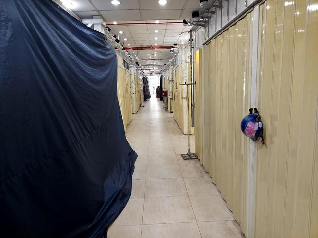 Một loạt các ki-ốt cửa đóng then cài im lìm (ảnh: QLTT TP)