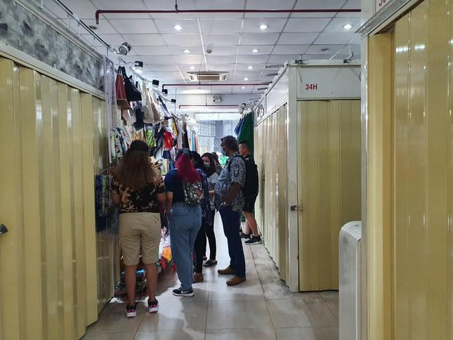 Một số quầy hàng hiếm hoi còn mở cửa thu hút khách du lịch. Tuy nhiên theo quan sát, các sản phẩm bên trong quầy hàng đa phần là hàng thương hiệu Việt hoặc đồ handmade, hầu như hoàn toàn vắng bóng các sản phẩm nhái thương hiệu ngoại như trước.