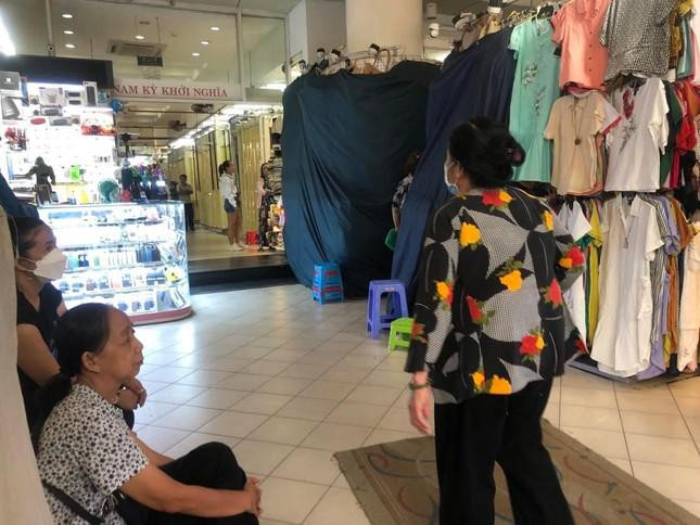 Nhiều chủ sạp, nhân viên đóng cửa ki-ốt và ngồi trước quầy. Khi có khách hỏi mua hàng, họ đều xua tay và cho biết sạp đang trong quá trình sửa chữa nên tạm thời ngưng bán.