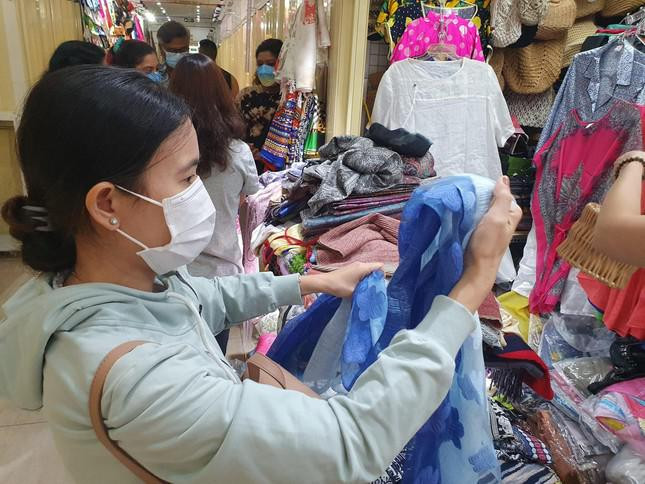 Một quầy bán khăn choàng, áo len khá đông khách. Sản phẩm đang được bán tại Saigon Square sau đợt kiểm tra phần lớn đều không phải hàng nhái hoặc "mượn mác" thương hiệu nổi tiếng để bán cho người tiêu dùng.