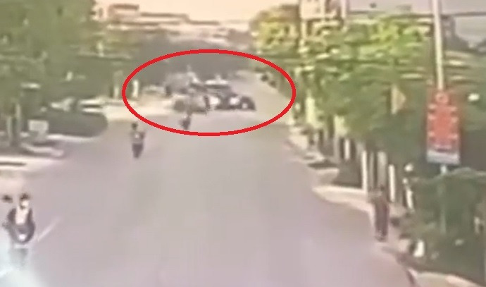 O to 'dien' gay tai nan nao loan tren duong-Hinh-2