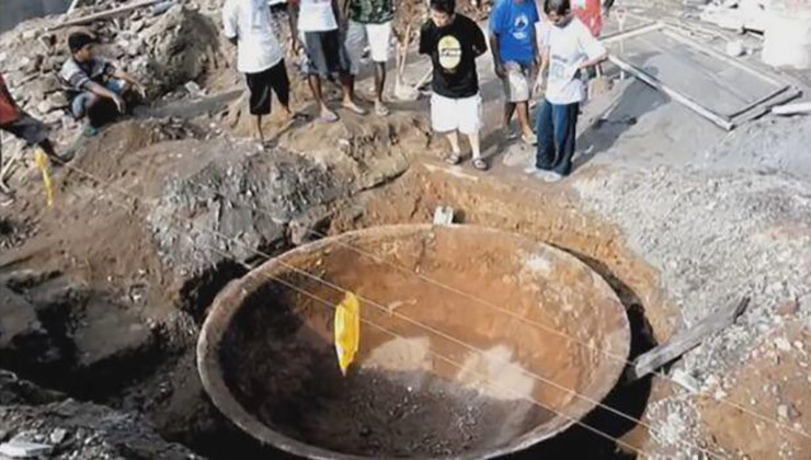 Dao mong xay nha thay co dieu bat thuong, tat ca choang vang-Hinh-11