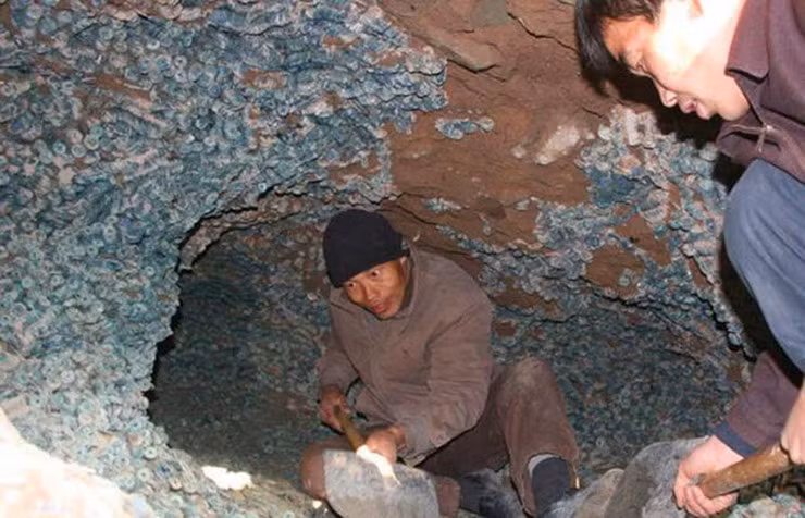 Dao mong xay nha thay co dieu bat thuong, tat ca choang vang-Hinh-4