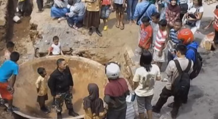 Dao mong xay nha thay co dieu bat thuong, tat ca choang vang-Hinh-12